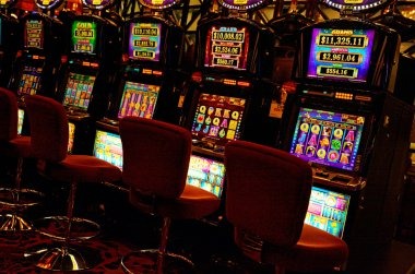 qq820 game demo interface showing slot games and live dealer tables